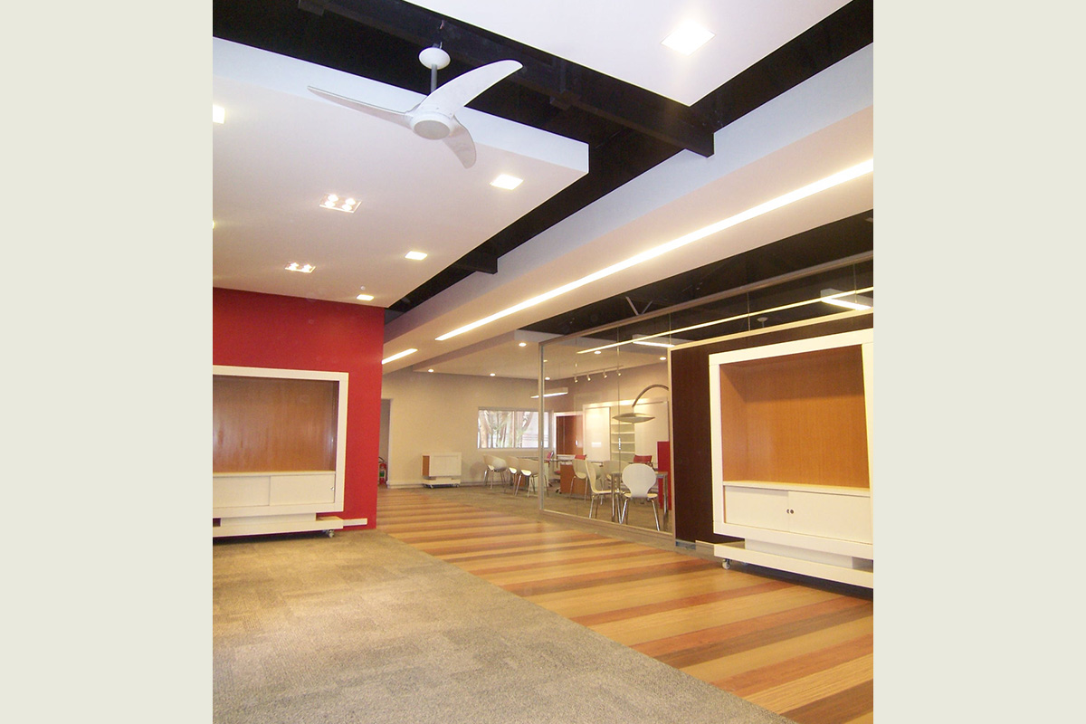 Slide 02_Desk
