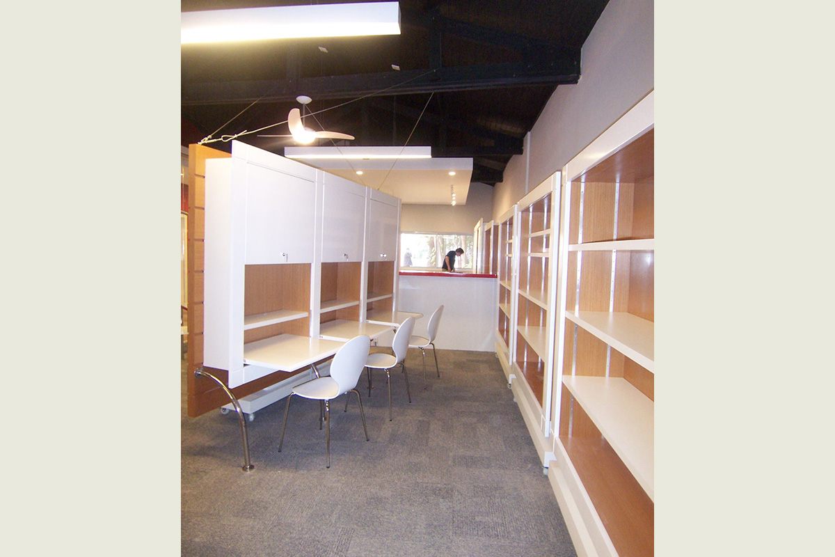 Slide 04_Desk